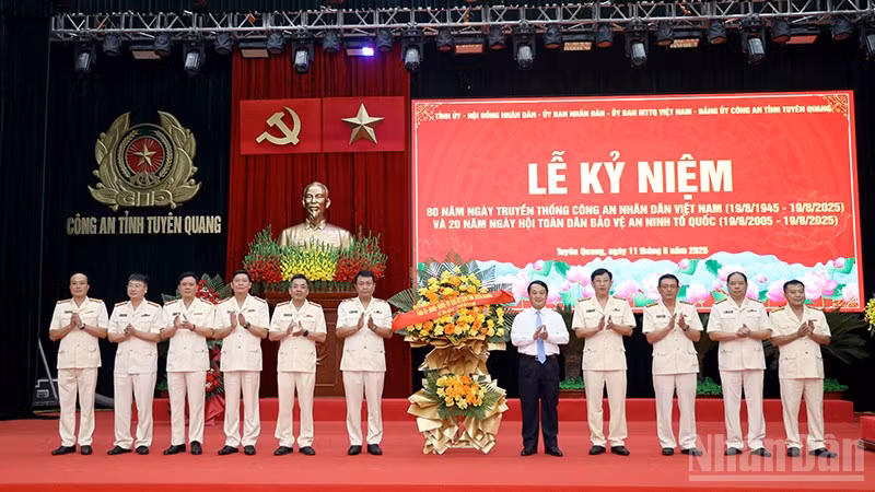 Đồng chí Hầu A Lềnh, Ủy viên Trung ương Đảng, Bí thư Tỉnh ủy Tuyên Quang tặng hoa chúc mừng lãnh đạo Công an tỉnh.