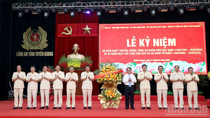 Đồng chí Hầu A Lềnh, Ủy viên Trung ương Đảng, Bí thư Tỉnh ủy Tuyên Quang tặng hoa chúc mừng lãnh đạo Công an tỉnh.