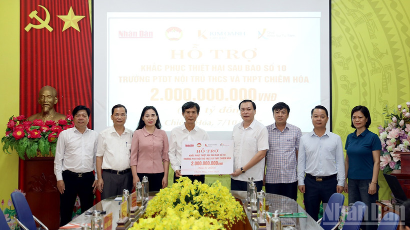Đại diện Quỹ "Khởi sự từ tâm" trao 2 tỷ đồng hỗ trợ khắc phục hậu quả bão số 10 cho đại diện lãnh đạo xã Chiêm Hóa dưới sự chứng kiến của Ủy ban Mặt trận Tổ quốc Việt Nam tỉnh và Văn phòng đại diện Báo Nhân Dân tại Tuyên Quang.