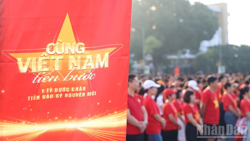 Tại tỉnh Tuyên Quang, gần 6.000 cán bộ, chiến sĩ lực lượng vũ trang, đoàn viên, thanh niên, học sinh, sinh viên và các tầng lớp nhân dân tham gia chương trình.