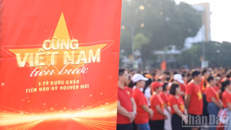 Tại tỉnh Tuyên Quang, gần 6.000 cán bộ, chiến sĩ lực lượng vũ trang, đoàn viên, thanh niên, học sinh, sinh viên và các tầng lớp nhân dân tham gia chương trình.