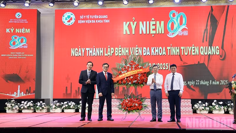 Lãnh đạo Hội đồng nhân dân tỉnh tặng hoa chúc mừng lãnh đạo Bệnh viện đa khoa tỉnh Tuyên Quang.