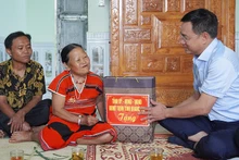 Bí thư Tỉnh ủy Quảng Trị Lê Ngọc Quang thăm, tặng quà Mẹ Việt Nam anh hùng Hồ Thị Neng.