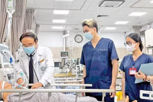 Tiếp nhận, cấp cứu cho người bệnh tại Trung tâm Cấp cứu A9 (Bệnh viện Bạch Mai).