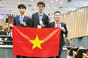 Nhà giáo Ưu tú Nguyễn Văn Đóa (ngoài cùng bên phải) cùng hai học sinh tại Olympic Vật lý quốc tế năm 2024.
