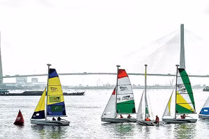 Giải đua thuyền buồm trên sông Hậu. 