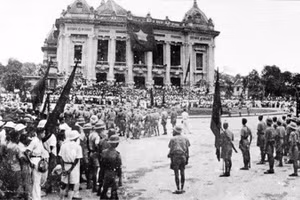 Mít-tinh Tổng khởi nghĩa tại Quảng trường Nhà hát Lớn, 19/8/1945. (Ảnh: VŨ NĂNG AN)