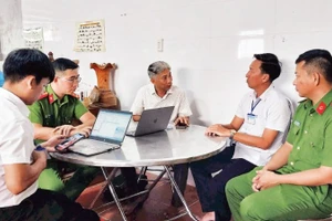 Đoàn kiểm tra làm việc với đại diện cơ sở homestay Your House Phú Quốc 2, đặc khu Phú Quốc.