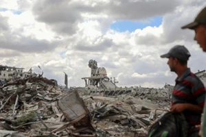 Các tòa nhà bị phá hủy do xung đột tại Khan Younis, Dải Gaza. (Ảnh: THX/TTXVN) 