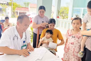 Khám và cho trẻ uống Vitamin A tại Trạm Y tế xã Bạch Thông. (Ảnh: TUẤN SƠN)