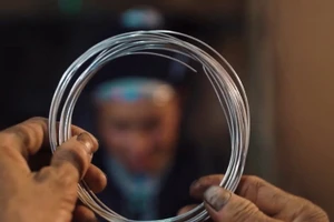 Bạc được kéo thành sợi, nguyên liệu thô cho các công đoạn chế tác vòng cổ, vòng tay và xà tích.