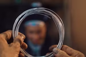 Bạc được kéo thành sợi, nguyên liệu thô cho các công đoạn chế tác vòng cổ, vòng tay và xà tích.