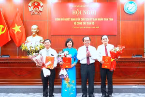 Phó Chủ tịch Ủy ban nhân dân tỉnh Cà Mau Nguyễn Minh Luân (thứ 2 từ phải qua) trao Quyết định bổ nhiệm cho tân Phó Giám đốc các Sở. (Ảnh: HỒNG NHUNG)