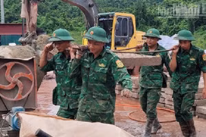 Cán bộ, chiến sĩ Bộ đội Biên phòng Điện Biên chung sức vận chuyển vật liệu phục vụ thi công xây dựng Trường nội trú liên cấp Sín Thầu. 
