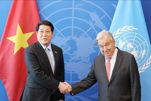 Ủy viên Bộ Chính trị, Chủ tịch nước Lương Cường gặp Tổng Thư ký Liên hợp quốc Antonio Guterres. (Ảnh: TTXVN) 