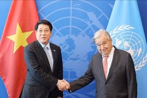 Ủy viên Bộ Chính trị, Chủ tịch nước Lương Cường gặp Tổng Thư ký Liên hợp quốc Antonio Guterres. (Ảnh: TTXVN) 