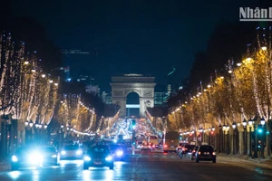 Champs-Élysées luôn là tâm điểm thu hút người dân và khách du lịch.