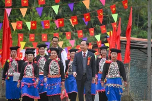 Đồng chí Tạ Văn Sơn, Bí thư Đảng ủy xã Mường Nhé chung vui cùng bà con dân tộc Si La ở bản Nậm Sin trong Lễ đón bằng công nhận di sản văn hóa phi vật thể quốc gia là Lễ mừng cơm mới của dân tộc Si La. (Ảnh: MAI GIÁP)