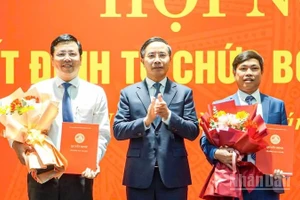 Chủ tịch Ủy ban nhân dân thành phố Đà Nẵng Phạm Đức Ấn trao các quyết định bổ nhiệm ông Nguyễn Minh Huy và ông Nguyễn Văn Thường. 