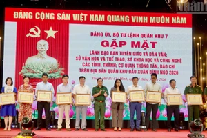 Đại diện Báo Nhân Dân tại khu vực miền Nam (thứ tư từ trái sang) nhận bằng khen từ Bộ Tư lệnh Quân khu 7. 