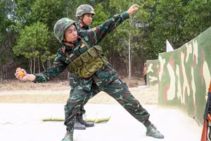 Chiến sĩ mới tập luyện trước kỳ kiểm tra "3 tiếng nổ". (Ảnh: NGUYÊN PHÚ)