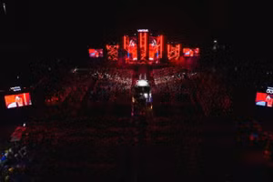 Biển người đỏ rực “đốt nóng” sân khấu Viettel Y-Fest Quảng Ninh 2026 vào tối 17/5. (Ảnh: BTC)