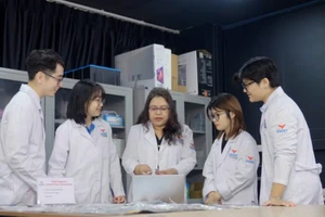 Phó Giáo sư, Tiến sĩ Trương Thị Ngọc Liên cùng nhóm nghiên cứu tại VKIST.