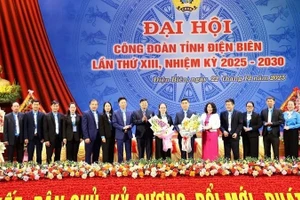 Đồng chí Phan Văn Anh, Phó Chủ tịch Tổng Liên đoàn Lao động Việt Nam cùng đại diện lãnh đạo tỉnh Điện Biên tặng hoa chúc mừng các đồng chí được tín nhiệm bầu tham gia Ban Chấp hành Liên đoàn Lao động tỉnh Điện Biên khóa XIII.