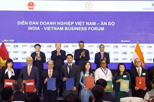 Dưới sự chứng kiến của Tổng Bí thư, Chủ tịch nước Tô Lâm, bà Lê Thị Cẩm Tiên - Chủ tịch hội đồng quản trị BIOWAY Việt Nam (thứ ba từ phải sang), chụp ảnh cùng đại diện PJTAU và các đối tác khác tại lễ ký kết hợp tác giữa doanh nghiệp hai nước.