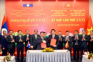 Quang cảnh ký kết biên bản ghi nhớ giữa hai Ban công tác đặc biệt Việt Nam và Lào. 