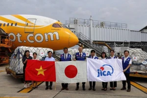 Đại diện Bộ Nông nghiệp và Môi trường tiếp nhận hàng viện trợ của Cơ quan Hợp tác quốc tế Nhật Bản (JICA) tặng người dân Bắc Ninh. (Ảnh: Cục Quản lý đê điều và Phòng, chống thiên tai)