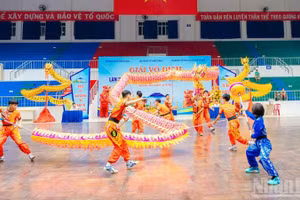 Nội dung múa rồng truyền thống tại tại Giải vô địch các đội mạnh lân sư rồng toàn quốc năm 2025. (Ảnh: Ban tổ chức cung cấp)
