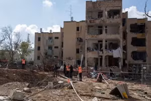 Tòa nhà bị hư hại do trúng tên lửa tại Arad, Israel ngày 22/3/2026. (Nguồn: THX/TTXVN) 