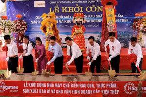 Đại diện Lãnh đạo tỉnh Phú Thọ và Công ty Cổ phần vật liệu xây dựng Tây Hà Nội cùng địa phương tại lễ khởi công xây dựng nhà máy.