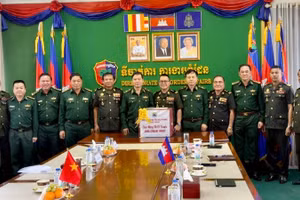 Thiếu tướng Trần Ngọc Hữu (thứ 6 từ trái sang) tặng quà, chúc Tết cổ truyền Chol Chnam Thmay Cục Công tác Biên giới Campuchia. (Ảnh: LÊ KHOA)