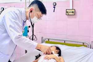 Bác sĩ Bệnh viện Nhân dân Gia Định theo dõi sức khỏe một trường hợp nghi ngộ độc thực phẩm.