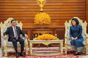 Thường trực Ban Bí thư Trần Cẩm Tú hội kiến Chủ tịch Quốc hội Campuchia Khuon Sudary. (Ảnh: ĐINH TRƯỜNG) 