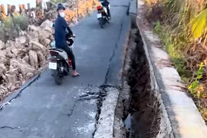 Khu vực đường láng nhựa bị sụt lún, hư hỏng dọc kênh xáng Đông Hưng (ấp Khánh Tư, xã Cái Nước, tỉnh Cà Mau).