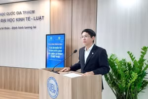 Phó Giáo sư, Tiến sĩ Hoàng Công Gia Khánh, Hiệu trưởng Trường đại học Kinh tế-Luật phát biểu tại tọa đàm.