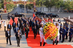 Đồng chí Trần Cẩm Tú, Ủy viên Bộ Chính trị, Thường trực Ban Bí thư Trung ương Đảng Cộng sản Việt Nam và Đoàn đại biểu cấp cao Việt Nam tới đặt vòng hoa tại Đài Độc lập. (Ảnh: HUY VŨ) 