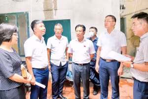 Đoàn giám sát của Hội đồng nhân dân thành phố Hà Nội (khóa 16) tiến hành giám sát chuyên đề "Việc thực hiện các quy định của pháp luật trong quản lý, sử dụng tài sản công là nhà, đất thuộc sở hữu nhà nước của thành phố" tại Công ty trách nhiệm hữu hạn một thành viên Quản lý và Phát triển nhà Hà Nội. (Ảnh: GIA HUY) 