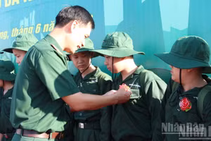 Động viên các chiến sĩ nhỏ sẵn sàng xuất quân.