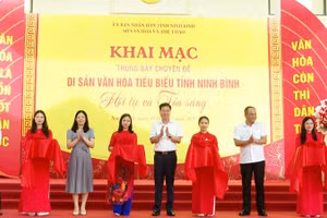 Các đồng chí lãnh đạo tỉnh, Sở Văn hóa, Thể thao tỉnh Ninh Bình cắt băng khai mạc trưng bày Di sản văn hóa tiêu biểu tỉnh Ninh Bình.