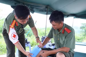 Các bác sĩ bệnh viện 19-8 tham gia công tác chăm sóc sức khỏe cho chiến sĩ tập luyện diễu binh, diễu hành. (Ảnh: bệnh viện cung cấp)