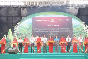 Các đại biểu cắt băng khởi hành đưa mận hậu Sơn La lên các chuyến bay và vào hệ thống phân phối hiện đại trên toàn quốc.