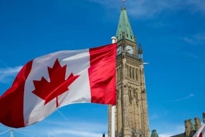 Quốc kỳ Canada tung bay tại Đồi Quốc hội ở Ottawa. (Ảnh: Chính phủ Canada) 