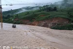 Do ảnh hưởng mưa lớn trong đêm 8/7 khiến Quốc lộ 6 (đoạn qua địa bàn xã Nậm Nèn), tỉnh Điện Biên bị ngập lụt. 