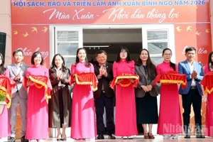 Đại biểu thực hiện nghi thức khai mạc Hội sách, báo và triển lãm ảnh Xuân Bính Ngọ năm 2026.