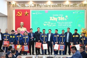 Xây Tết 2026: Biết ơn những người bảo vệ hạnh phúc thầm lặng.