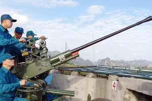 Khẩu đội pháo phòng không tự vệ Công ty Tuyển than Hòn Gai Vinacomin (Bộ Chỉ huy quân sự tỉnh Quảng Ninh) luyện tập phương án chiến đấu. 